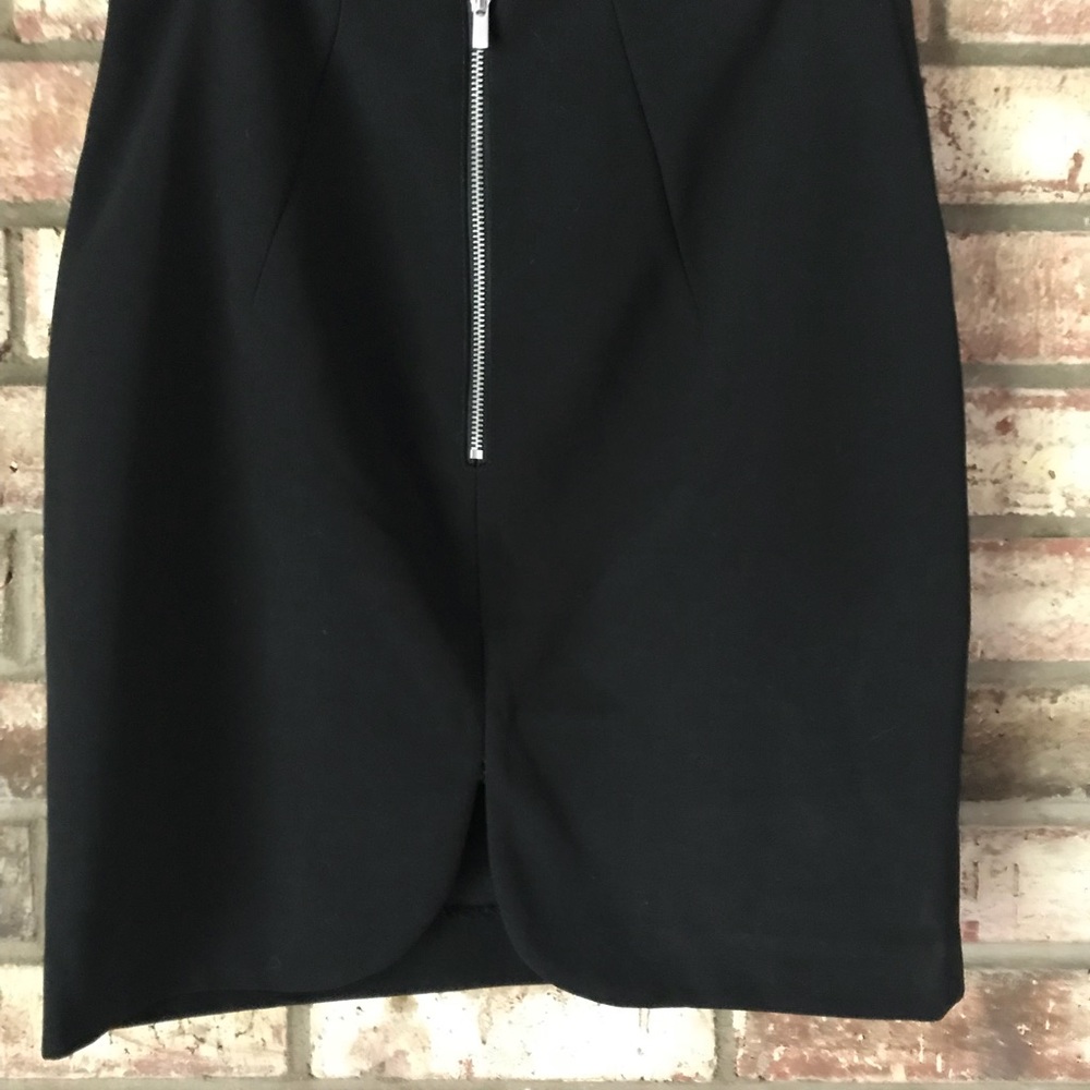 H&M black skirt with visible zipper & pockets